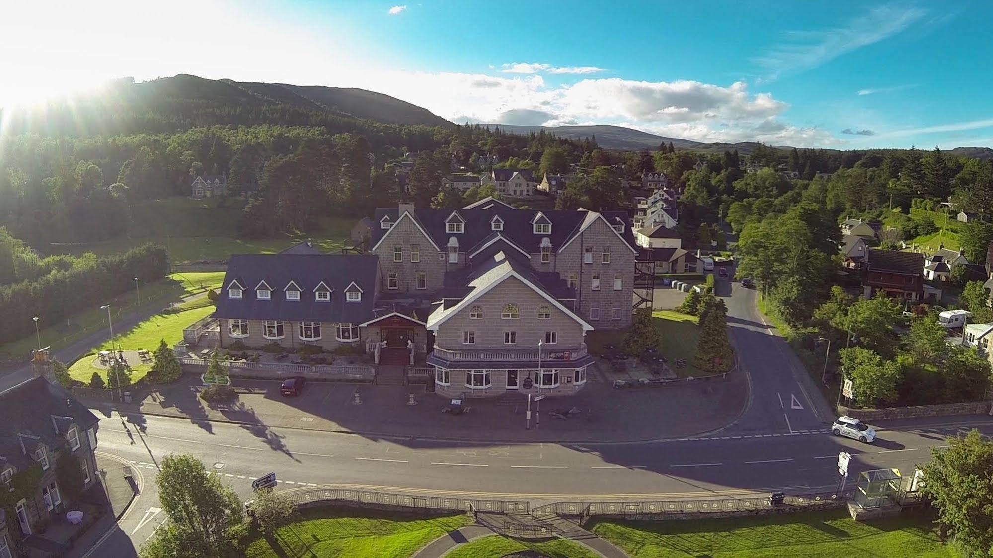Duke Of Gordon Hotel Kingussie Exterior photo