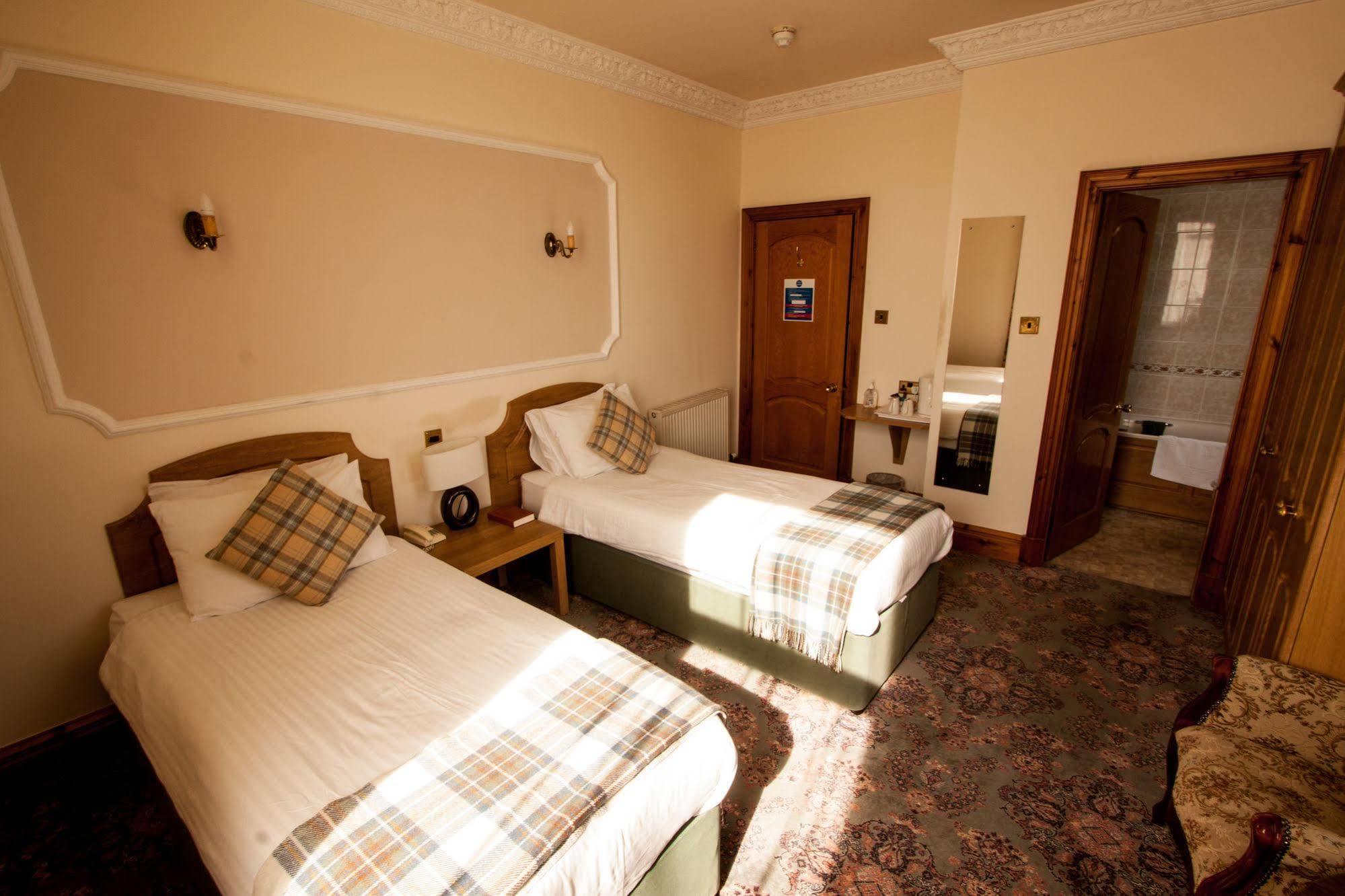 Duke Of Gordon Hotel Kingussie Exterior photo