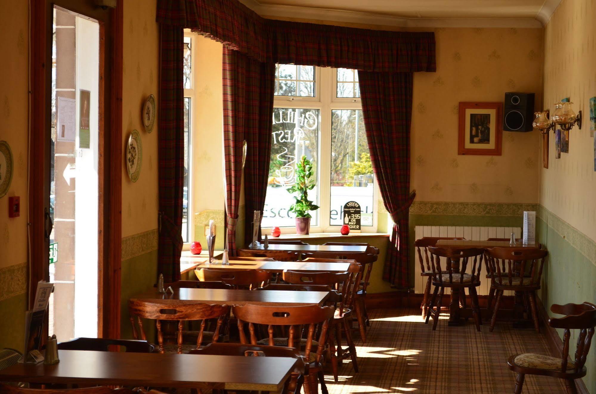 Duke Of Gordon Hotel Kingussie Exterior photo